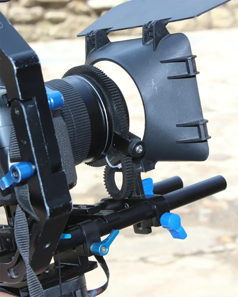 Primer plano de una cámara DSLR con rig profesional, matte box y sistema de enfoque follow focus para producciones audiovisuales.