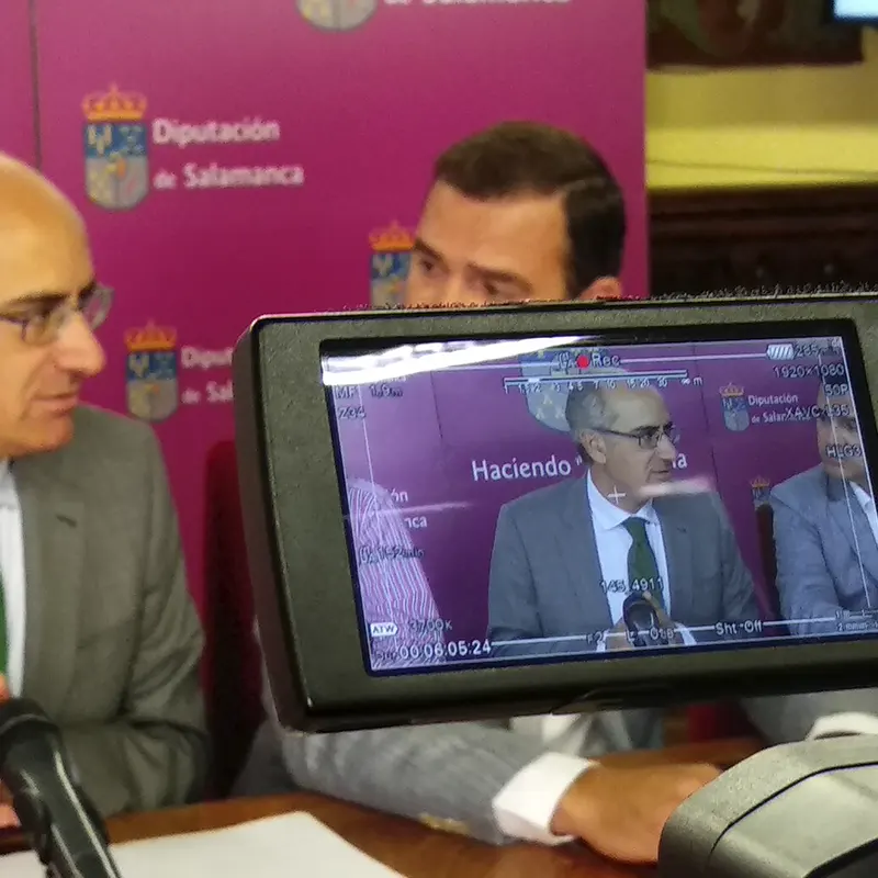 Grabación de una rueda de prensa institucional en la Diputación de Salamanca, con políticos en primer plano y el encuadre capturado a través de la pantalla de una cámara profesional.